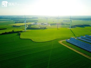 Turbine eoliene sub un cer seninat.